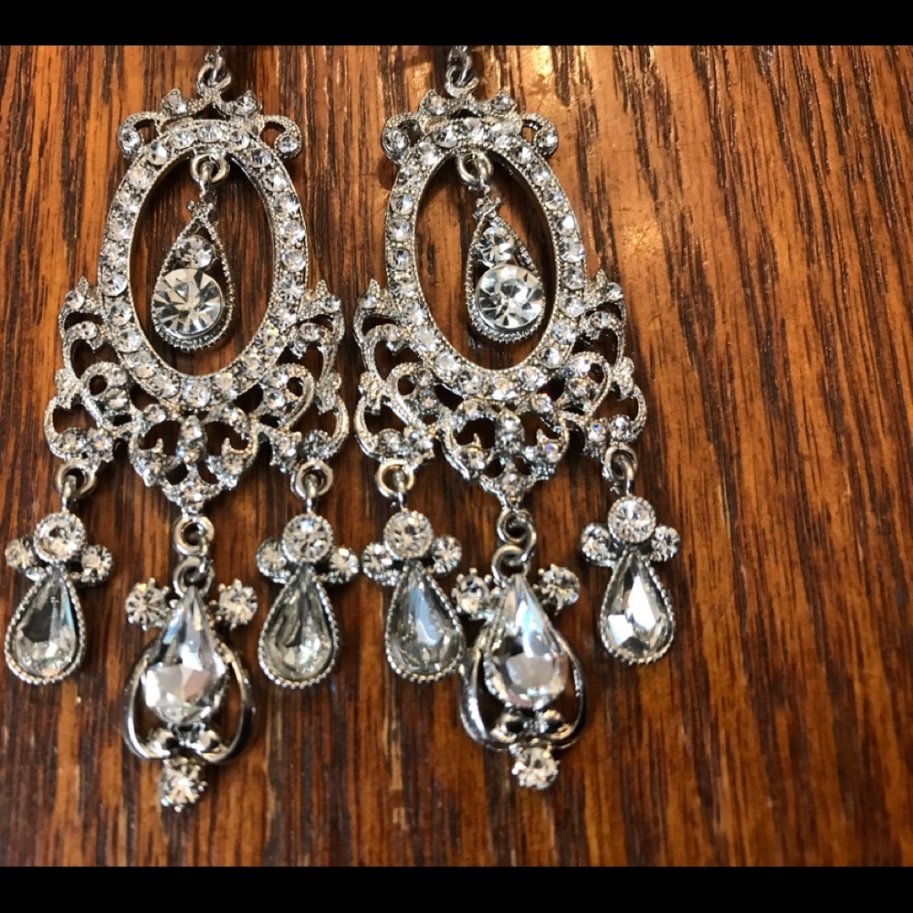 Beautiful Hanging Earrings! - Picture 3 of 5